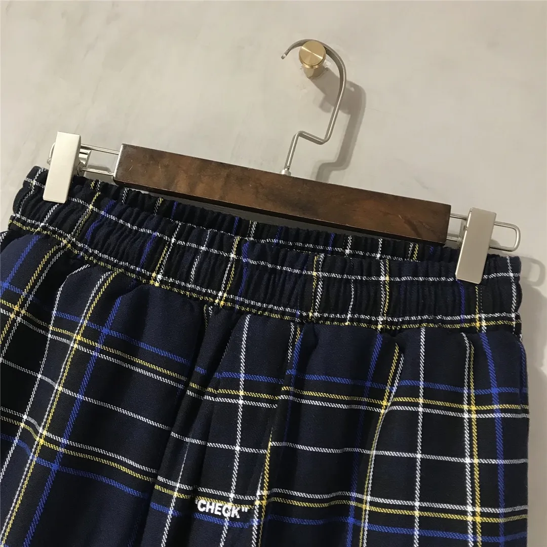 The top tested version OFF-WHITE OW blue plaid trousers, the same style pure cotton loose sweatpants for men and women couples, 380g re-woven woven pure cotton fabric, printed on cloth, the logo of the finished product appears randomly, each piece is different, the warp and weft lines are obvious, and the LOGO is clear. Size xs-L Color: Black Size chart (The waistline is elastic and can be enlarged) P:360